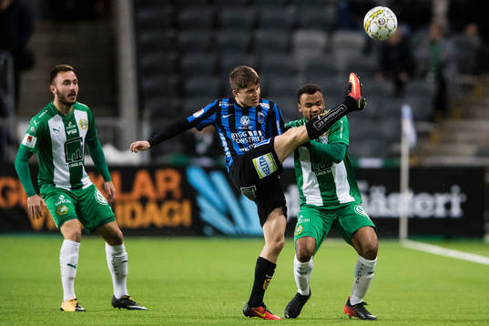 Hammarbys Muamer Tankovic avvaktar närkampen mellan Sirius