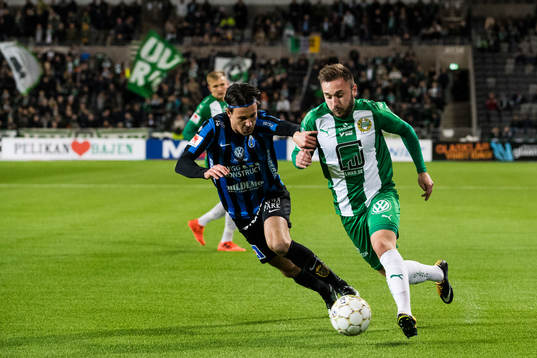 Sirius Stefano Vecchia i kamp om bollen med Hammarbys