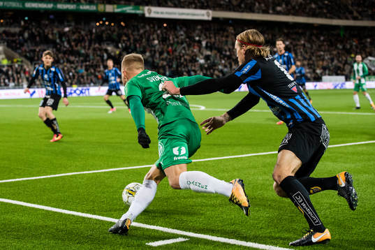 Hammarbys Sander Svendsen tar sig förbi Sirius Kim Skoglund