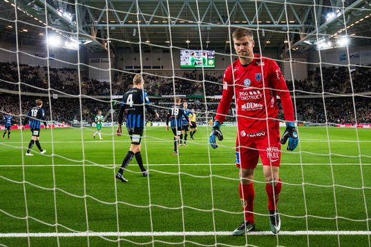 Sirius målvakt Lukas Jonsson deppar