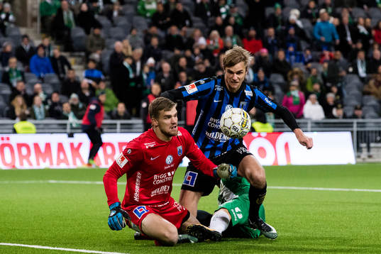 Sirius målvakt Lukas Jonsson och Oscar Pehrsson försvarar