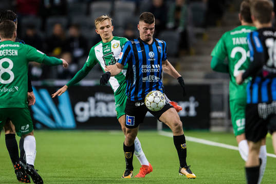 Hammarbys Oscar Krusnell i kamp om bollen med Sirius