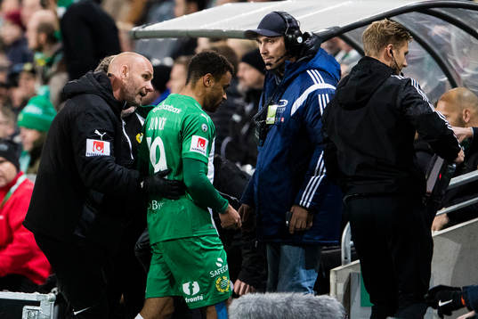 Hammarbys Serge-Junior Martinsson Ngouali kliver av planen