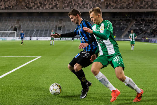 Sirius Jakob Bergman i kamp om bollen med Hammarbys Oscar
