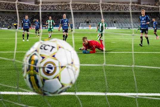 Sirius målvakt Lukas Jonsson ser hur bollen går i mål