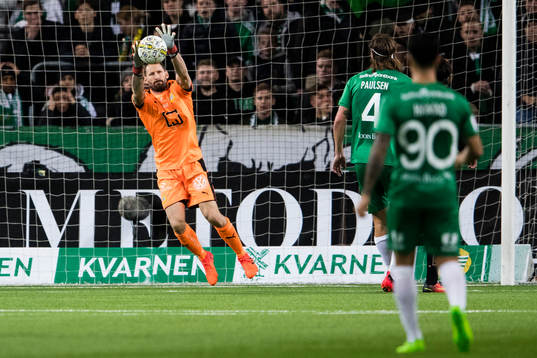 Hammarbys målvakt Johan Wiland med en räddning