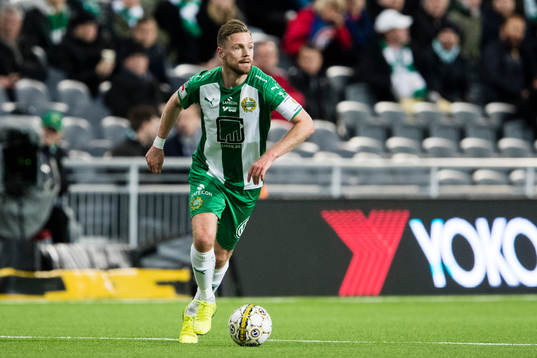 Hammarbys Arnór Smárason med bollen