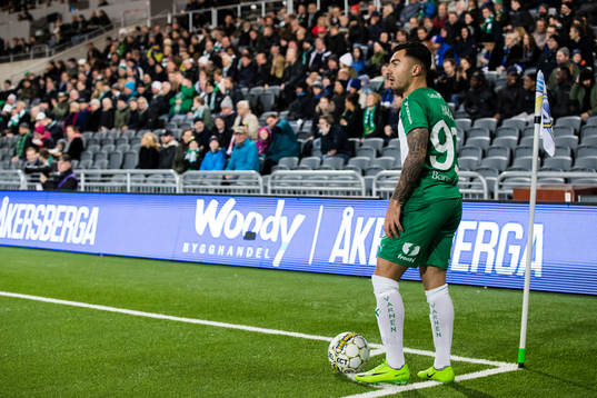 Hammarbys Jiloan Hamad förbereder sig för att slå en