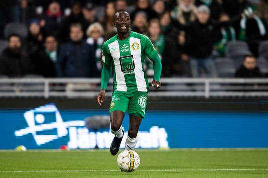 Hammarbys Pa Amat Dibba med bollen