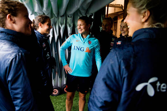 Sherida Spitse of Netherlands talks with former LSK kvinner