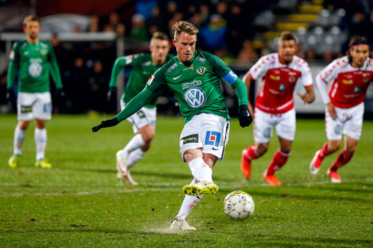 Jönköpings Tommy Thelin gör 1-0 på straff