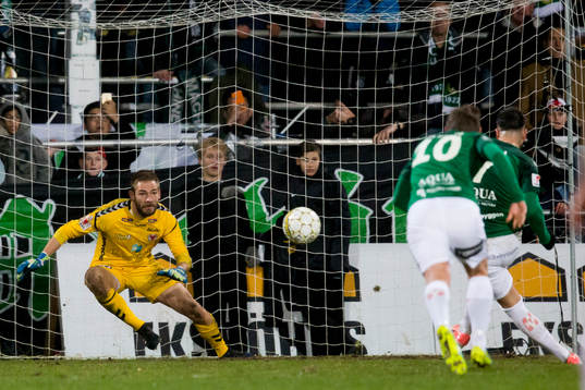 Kalmars målvakt Lucas Hägg-Johansson släpper in straff
