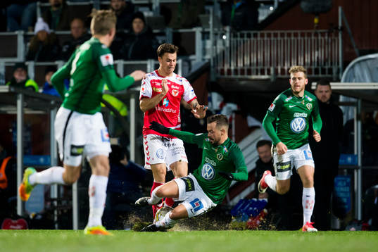 Kalmars Herman Hallberg tacklas av Jönköpings Fredric