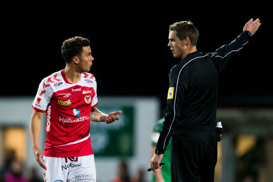 Kalmars Herman Hallberg i diskussion med domaren Magnus