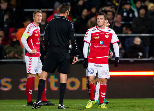 Kalmars Viktor Elm och Erton Fejzullahu i diskussion med