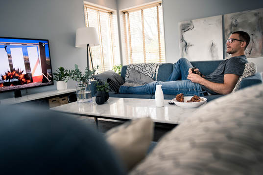 Ole-Kristian Tollefsen tittar på tv, som många andra dagar