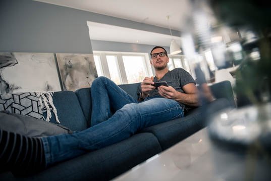 Ole-Kristian Tollefsen tittar på tv, som många andra dagar