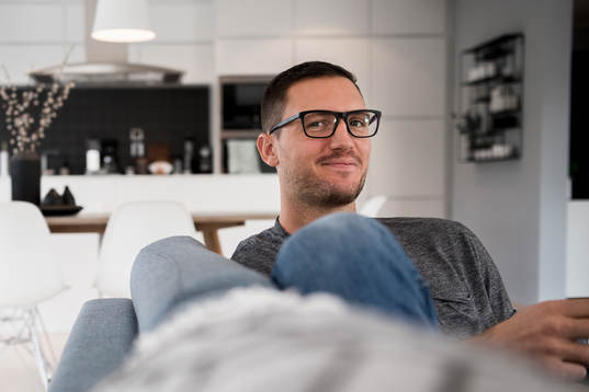 Ole-Kristian Tollefsen tittar på tv, som många andra dagar