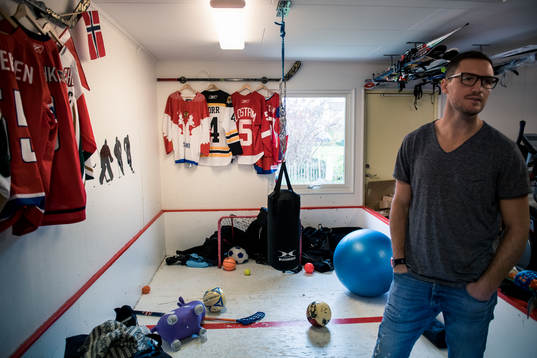 Ole-Kristian Tollefsen inne i sonens hockeyrink som byggts