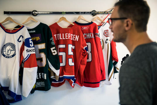 Ole-Kristian Tollefsen med flera av hans klubbtröjor från