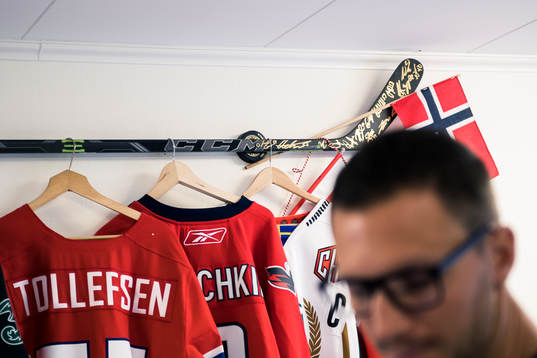 Ole-Kristian Tollefsen med flera av hans klubbtröjor från