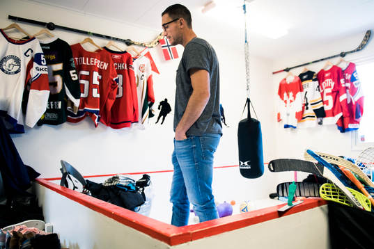 Ole-Kristian Tollefsen med flera av hans klubbtröjor från
