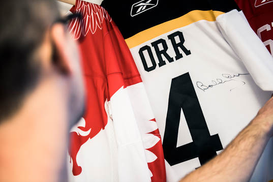 Ole-Kristian Tollefsen med en signerad tröja av Bobby Orr