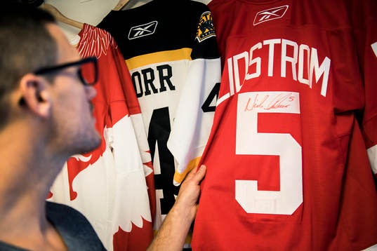 Ole-Kristian Tollefsen med en signerad tröja av Nicklas
