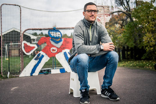 Ole-Kristian Tollefsen, fotograferad framför sonens