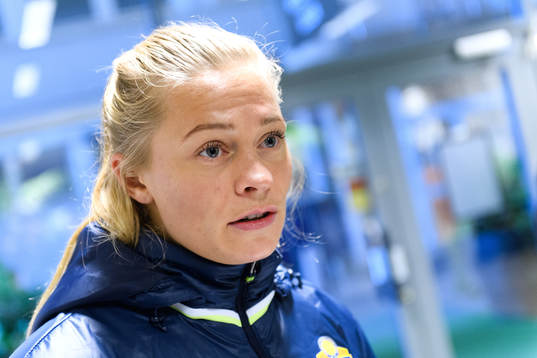 Fridolina Rolfö blir intervjuad