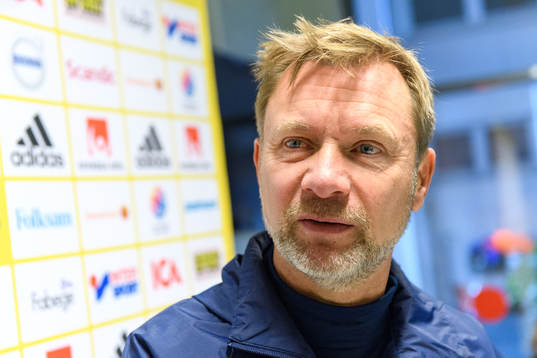 Förbundskapten Peter Gerhardsson blir intervjuad