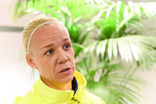 Caroline Seger blir intervjuad