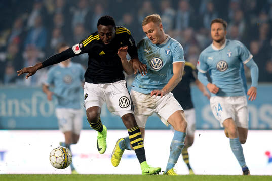 s Chinedu Ogbuke Obasi och Malmö FFs Franz Brorsson