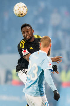s Chinedu Ogbuke Obasi i kamp om bollen med Malmö FFs Jo