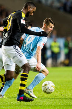 s Henok Goitom jagar Malmö FFs Markus Rosenberg