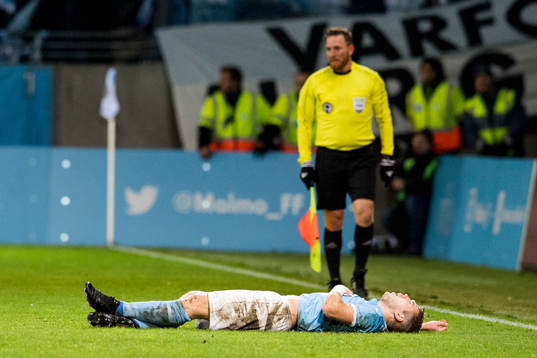 Malmö FFs Anton Tinnerholm blir liggande