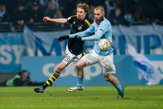 s Johan Blomberg och Malmö FFs Jo Inge Berget i kamp om