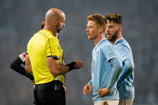 Domare Stefan Johannesson i diskussion med Malmö FFs