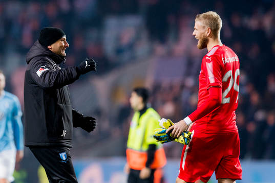 Målvaktstränaren Jonnie Fedel kramar om målvakt Fredrik