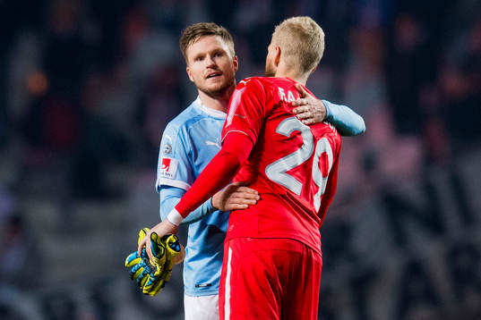 Malmö FFs Lasse Nielsen kramar om målvakt Fredrik