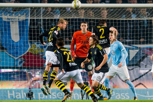 s målvakt Oscar Linnér  tills Daniel Sundgren nickar undan