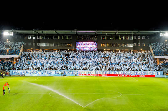 Malmö FFs klack med flaggtifo