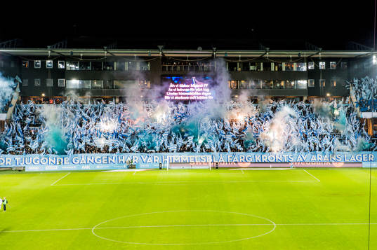Malmö FFs klack med flaggtifo