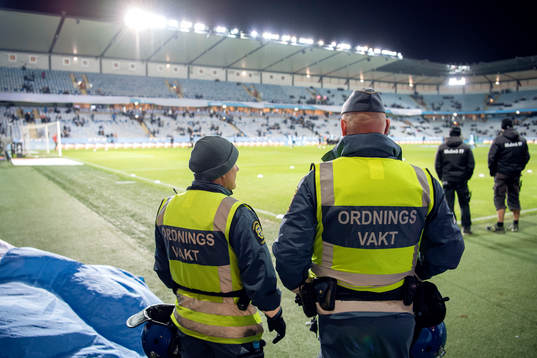 Ordningsvakter ute vid planen
