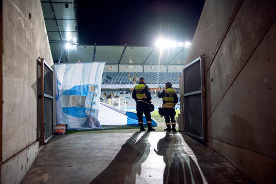 Ordningsvakter ute vid planen