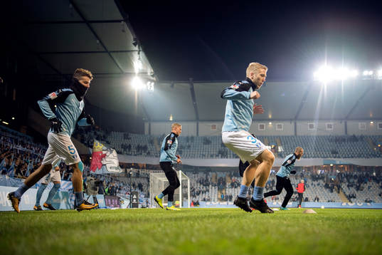 Malmö FFs Erdal Rakip och Anton Tinnerholm värmer upp