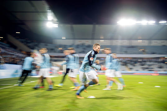 Malmö FFs Lasse Nielsen värmer upp