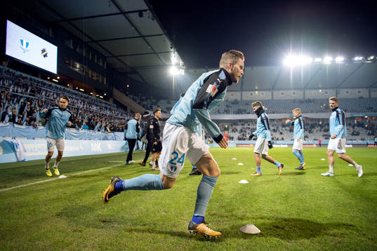 Malmö FFs Lasse Nielsen värmer upp