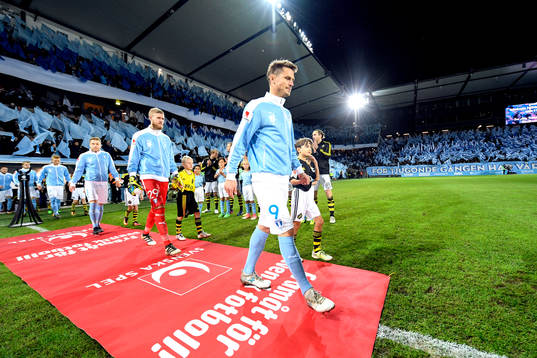 s spelare står guard of honour när Malmö FF:s Markus