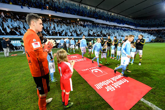 s spelare står guard of honour när Malmö FF gör entre